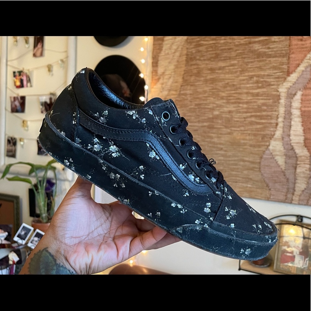 Authentic Vans Women’s Mono Floral in Midnight